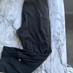 Luluemon size 6 black crop leggings